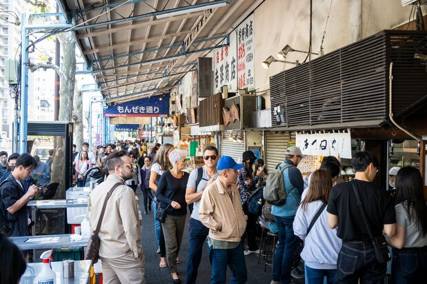 新大橋通り沿いの「もんぜき通り」は、かつて築地本願寺が「築地門跡」と呼ばれたことから名付けられた。右に見えるのは、ホルモン丼で知られる「きつねや」