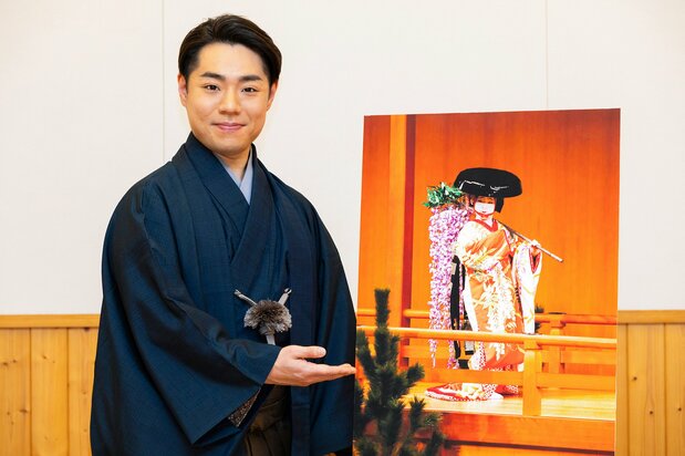The Art of Onnagata se presentó en los centros culturales de la Fundación Japón de Paris, Roma y Colonia. Para el cartel se utilizó una imagen de Takanosuke interpretando Fuji musume en el recital Shōnokai. (Fotografía del departamento editorial de nippon.com)