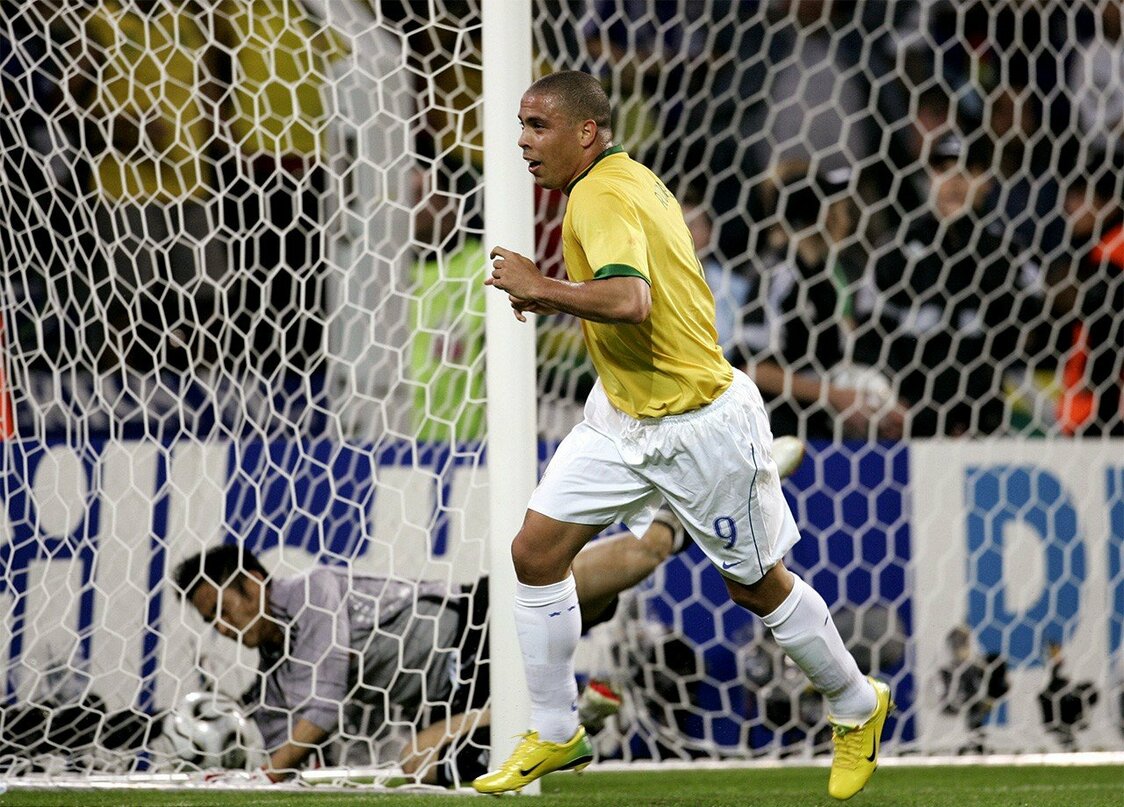 日本対ブラジル戦、ゴールを決めるロナウド。GKは川口能活（2006年6月22日、ドイツ ドルトムント）Reuters