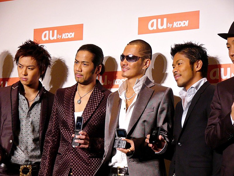 マイルドヤンキーに絶大な人気があるミュージシャンEXILEのメンバーら。彼らの曲には、仲間を何よりも大事にする関係性が描かれている。メンバー同士を尊敬し合い、楽しげにハイタッチする姿などがマイルドヤンキーの共感を呼ぶ。（写真提供＝時事）