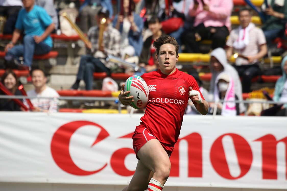 Canada captain Ghislaine Landry carries the ball during the team’s championship run at the 2019 World Rugby Women’s Sevens Series in Kitakyūshū. (© Ōtomo Nobuhiko)