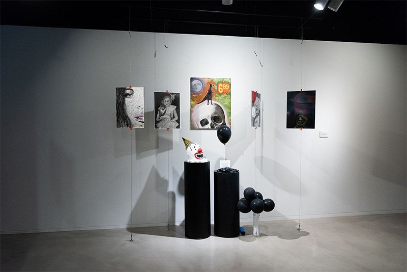 教室には幅広い年代の生徒・学生たちの作品を展示。インスピレーションと批判的思考を養い、社会問題に切り込むことを学生に推奨している。