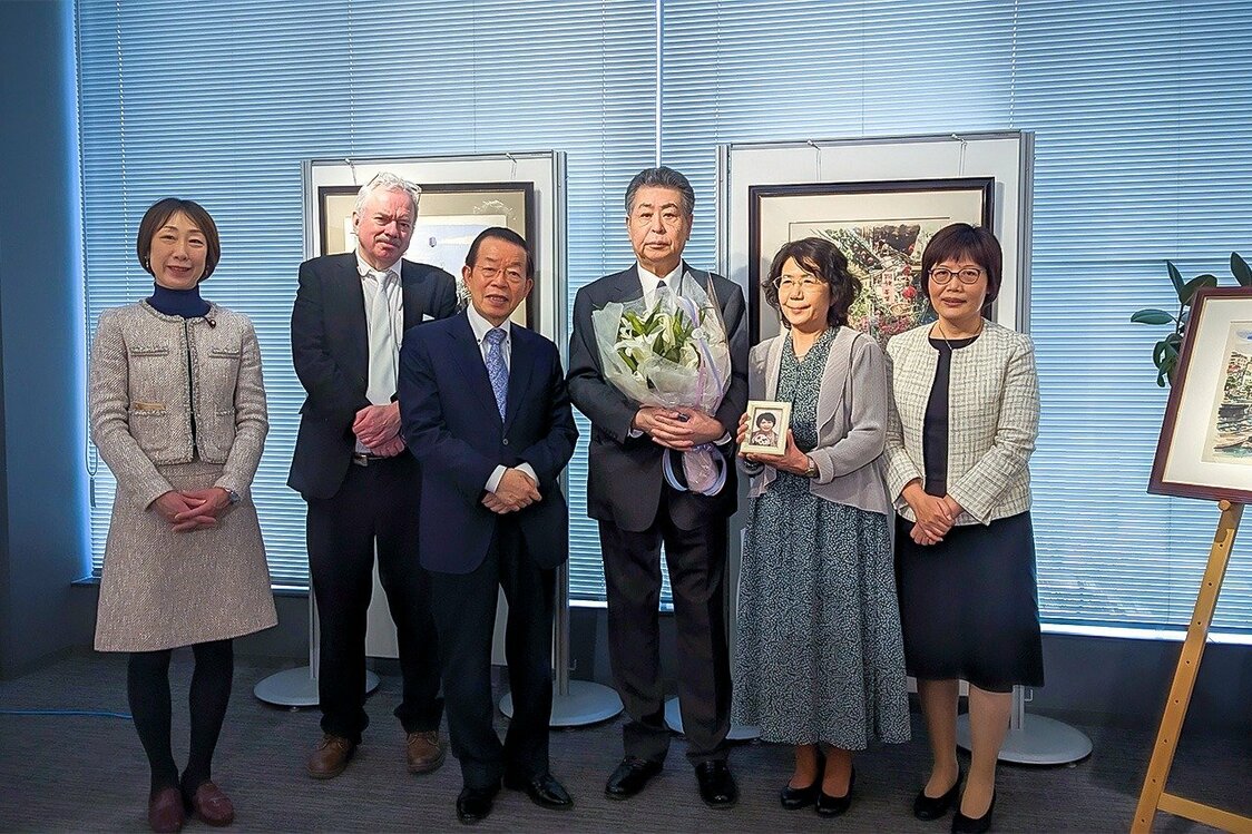 2023年3月、謝長廷駐日代表（左から3番目）の招きで、東京虎ノ門の台湾文化センターで藤井克之さんの個展が開催された