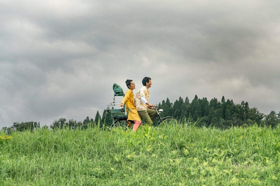 出前の配達先で葉月（赤坂沙世）と知り合い、久々に若者らしい時間を過ごすリャン　©2018 CREATPS / Mystigri Pictures