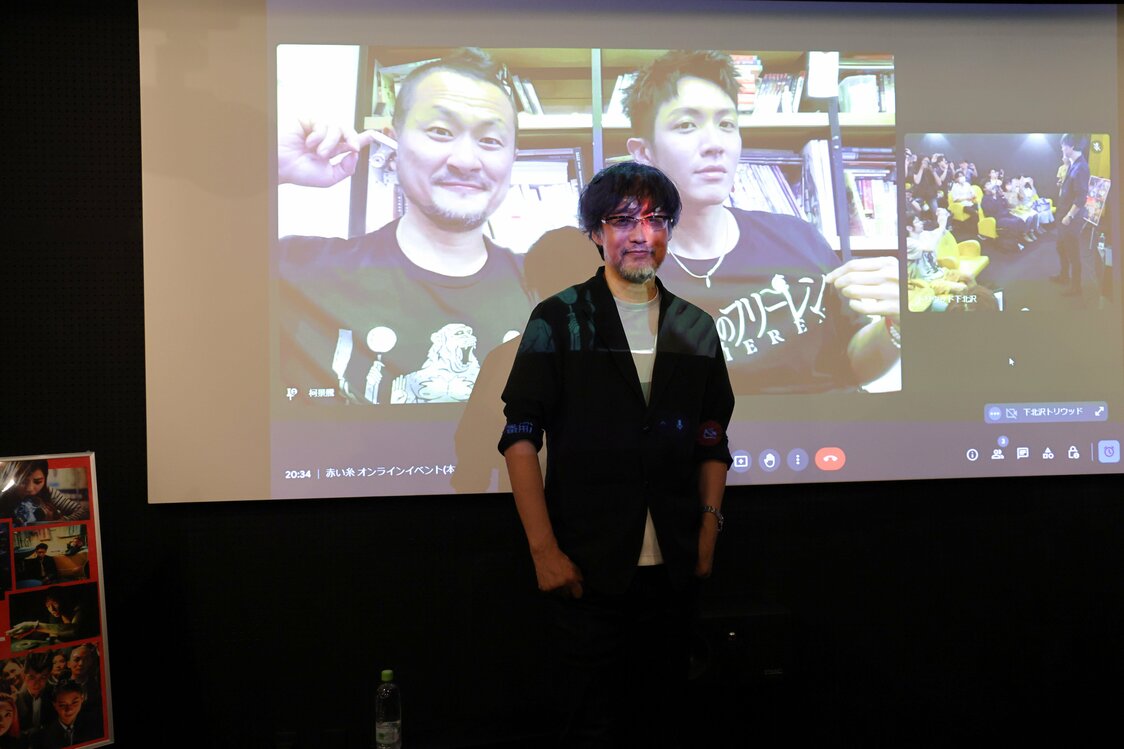 山崎貴導演背後螢幕上的左邊就是九把刀。九把刀導演的招牌演員柯震東也穿著日本人氣動畫《葬送的芙莉蓮》T恤登場。