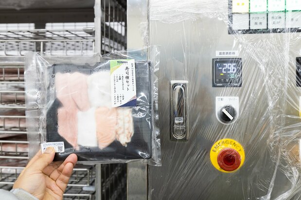The liquid freezer’s control panel showing an interior temperature of -29.6°C and a freshly frozen nigirizushi set.