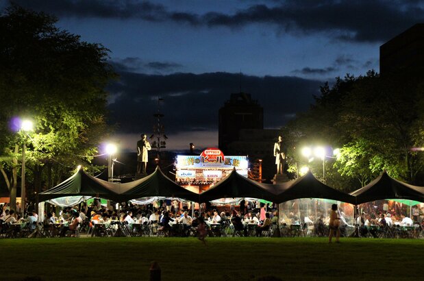 札幌の夏の風物詩、大通公園のビアガーデン （撮影 : 前田明裕）