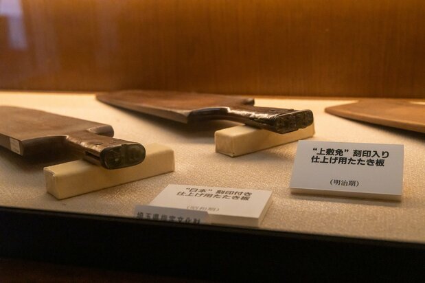 木製の「仕上げ用たたき板」の柄に、「上敷免」や「日本」などの印が刻まれている