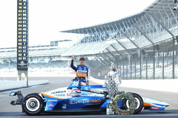 インディ500の優勝者が顔のレリーフとともに名を刻む「ボルグワーナー・トロフィー」。2回以上その名を刻んだのは、104回の歴史の中で20人だけだ 写真:松本浩明
