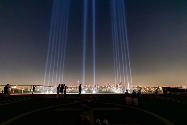 Le spectacle de sons et lumières « Crossing light » donne le rythme en s’activant toutes les 30 minutes de 19 h à 22 h.