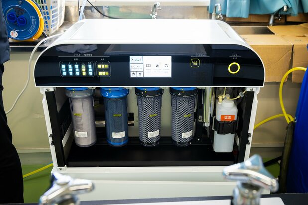 Interior del sistema Wota Box. El agua procedente de la ducha pasa por seis cilindros de filtrado, algo tan efectivo como para que pueda introducirse sin problemas en la boca o en los ojos.