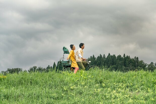 出前の配達先で葉月（赤坂沙世）と知り合い、つかの間の若者らしい時間を過ごすリャン　©2018 CREATPS / Mystigri Pictures