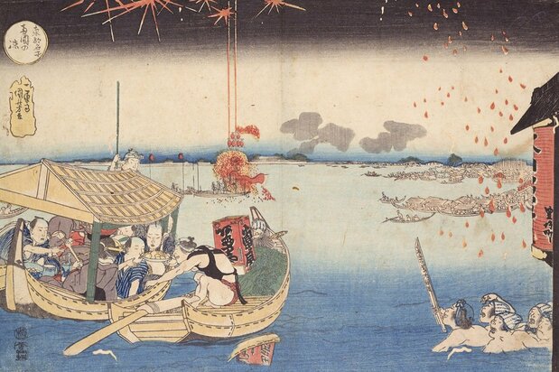 Lugares famosos de la capital del Este: la brisa en Ryōgoku (fuente: ColBase). A simple vista, parece que hay seis personas en la pequeña embarcación techada. Dos de ellas son mujeres y, supuestamente, portan sendos shamisen, por lo que podrían ser geishas. Si se ofrecía este tipo de espectáculo, el precio del viaje debía de ser alto.