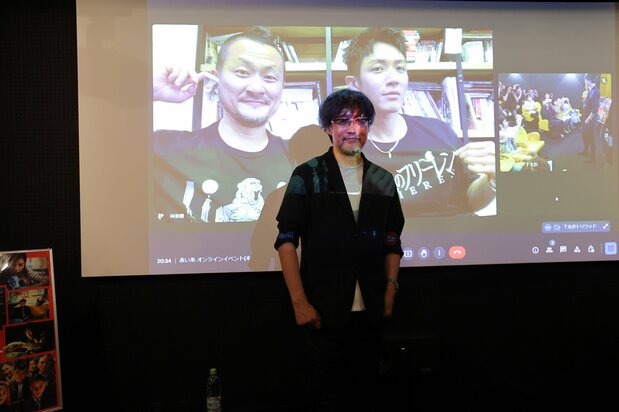山崎貴導演背後螢幕上的左邊就是九把刀。九把刀導演的招牌演員柯震東也穿著日本人氣動畫《葬送的芙莉蓮》T恤登場。