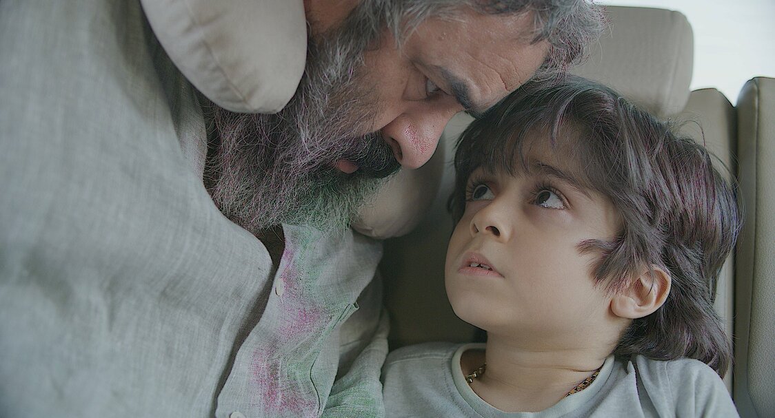天真らんまんな次男役のラヤン・サルラク（右）は、子役としてイランの映画やTVドラマで活躍。「エネルギーにあふれ、ロケハンの車の中では2時間しゃべりっぱなし」「小さな怪獣のようだった」と、パナー監督は苦笑　©JP Film Production, 2021