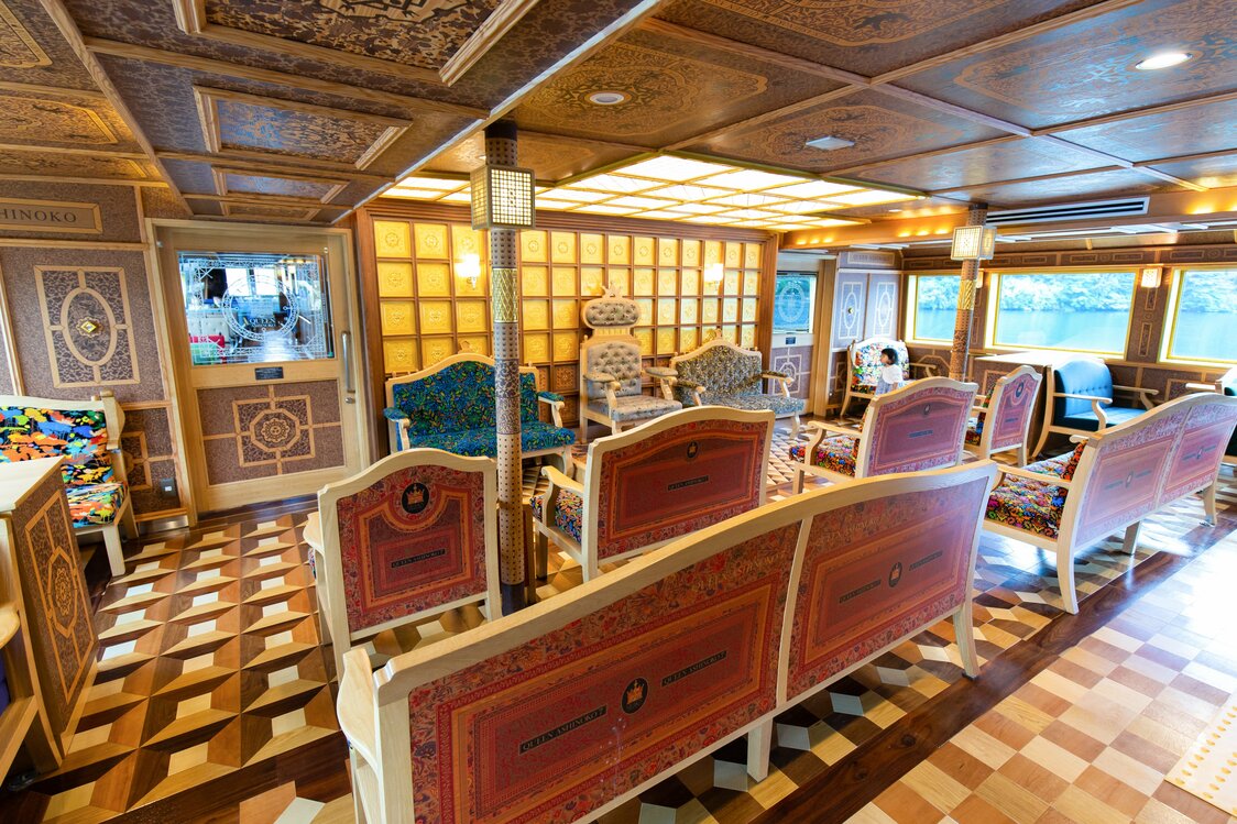 Uno de los lujosos camarotes especiales. Desde los sofás hasta el suelo de parqué geométrico de madera de Hakone y el techo con intricados adornos son una obra maestra diseñada por Mitooka.