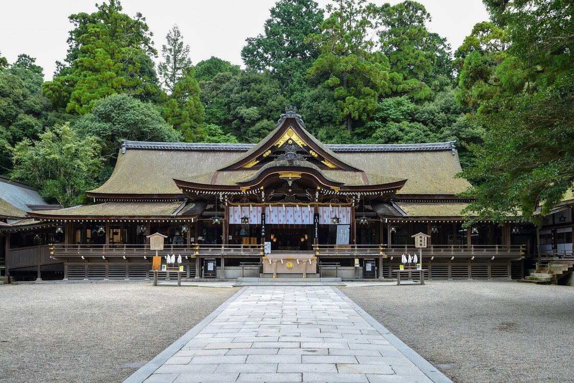 La sala de culto, reconstruida en el siglo XVII, es un Bien de Importancia Cultural de Japón. No cuenta con una sala principal de culto, como otros santuarios, sino que el santuario entero se halla dedicado al monte sagrado de Miwa. (Cortesía del santuario Oomiwa)