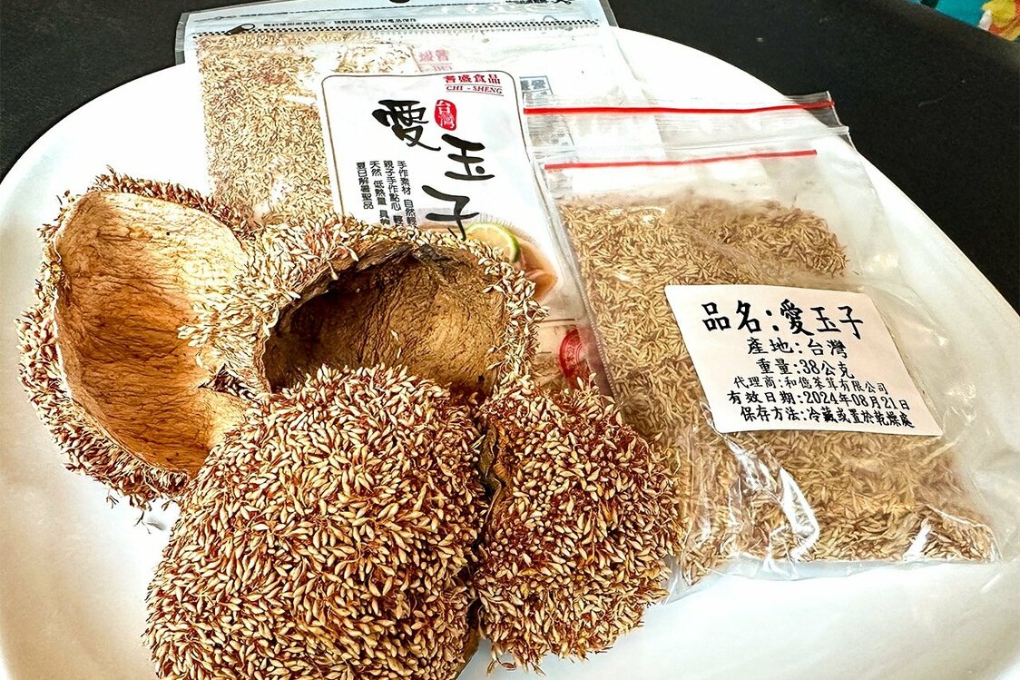 Dried fruit of the aiyu jelly fig. The pods are turned inside out, revealing an array of seeds. (© Hitoto Tae)