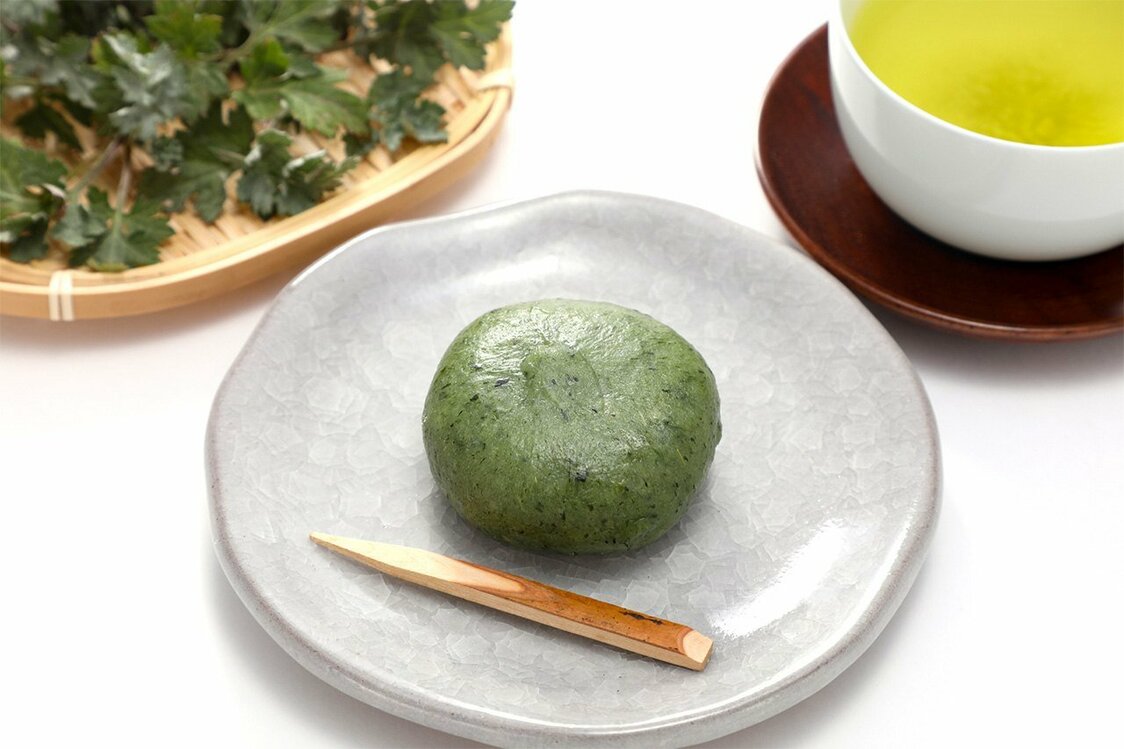 Les kusamochi sont des gâteaux de riz gluant contenant du yomogi moulu et remplis de pâte de haricots azuki. (Pixta)
