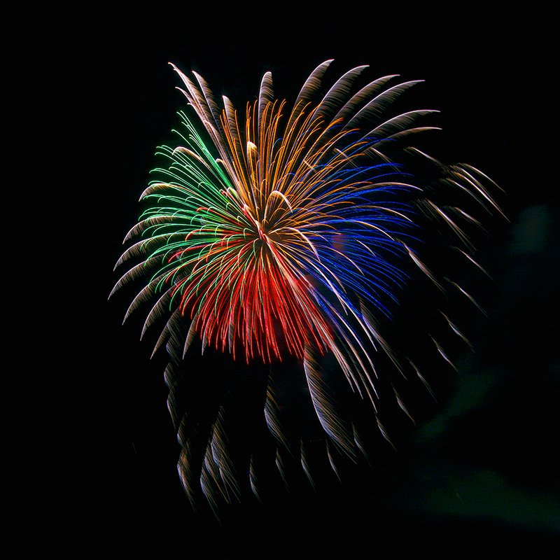 “Fuegos artificiales en forma de crisantemo, divididos en cuatro colores”; ciudad de Nagano (prefectura de Nagano), durante la Competición de Fuegos Artificiales de Nagano Ebisu