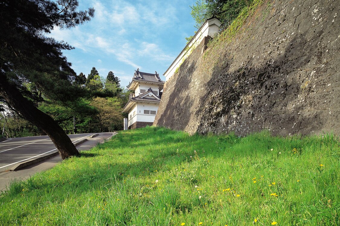 La tour Wakiyagura n’est reliée au site de l’enceinte intérieure que par un passage étroit.