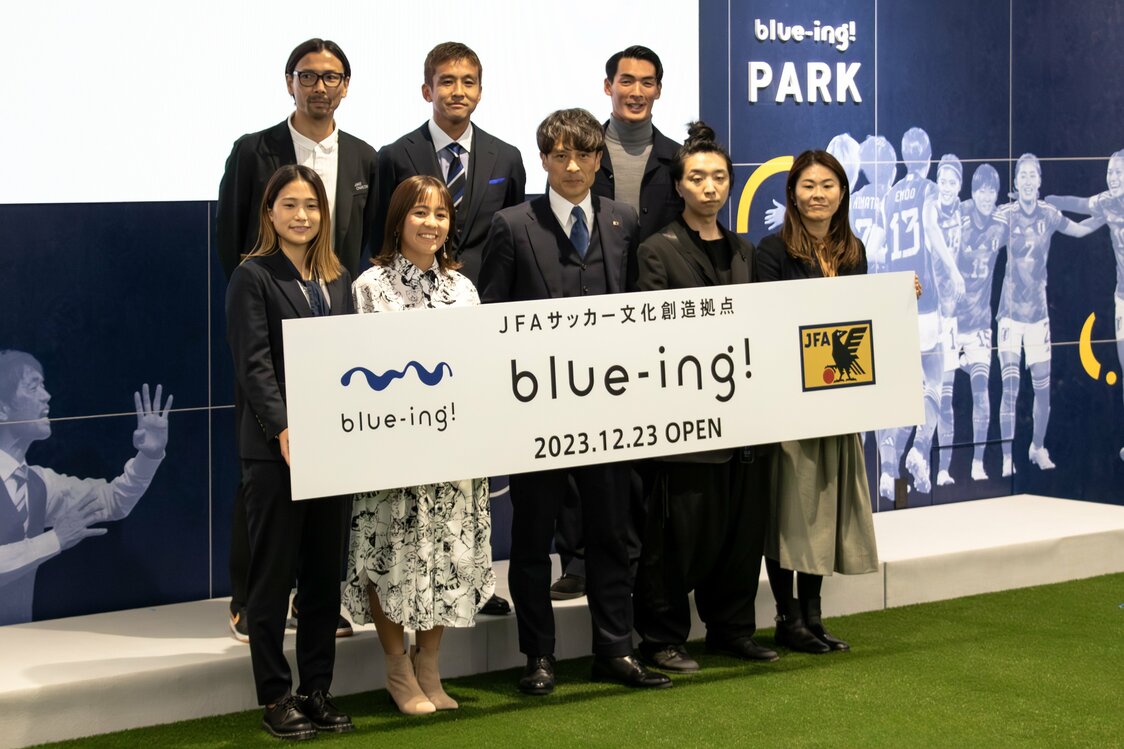 También acudieron a apoyar la presentación jugadores veteranos de la selección nacional. En la fila posterior, en el sentido de las agujas del reloj desde la izquierda: Suzuki Takayuki, Inamoto Junichi, Makino Tomoaki, Sawa Homare, Ochiai Yōichi, Miyamoto Tsuneyasu, Iwabuchi Mana y Nagano Fūka.
