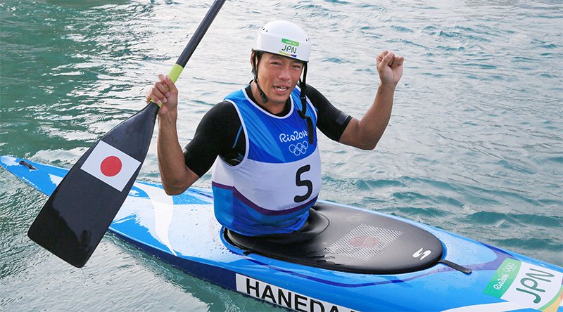 羽根田卓也在男子单人划艇的皮划艇激流回旋比赛中夺得铜牌后，激动万分。这是日本选手首次夺得单人划艇奖牌（8月9日）
