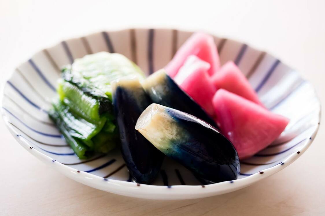 山形の漬物：左から山形青菜（せいさい）、ナス、赤カブ　©Pixta