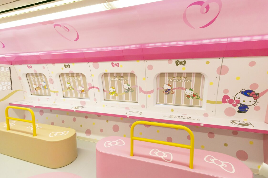 ベンチのリボンや窓の日よけもかわいらしい