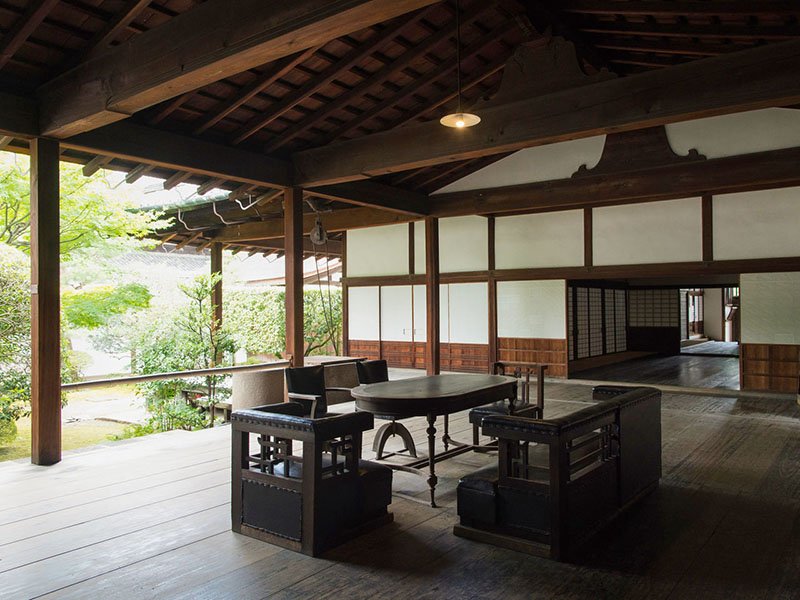 La table et les chaises utilisées lors de la visite de l'impératrice Teimei, la mère de l’empereur Hirohito.