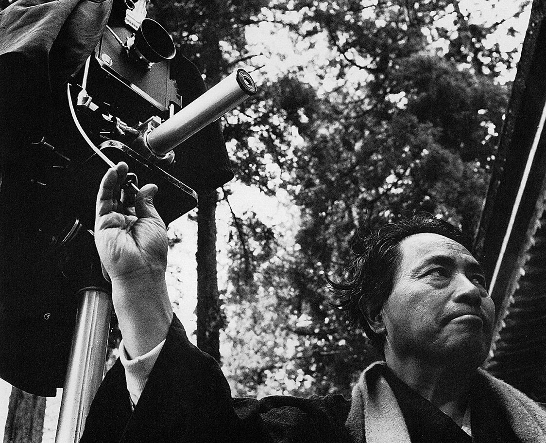 Domon Ken durante una sesión fotográfica en el templo Murōji, alrededor de 1966. (Colección del Museo de Fotografía Domon Ken)