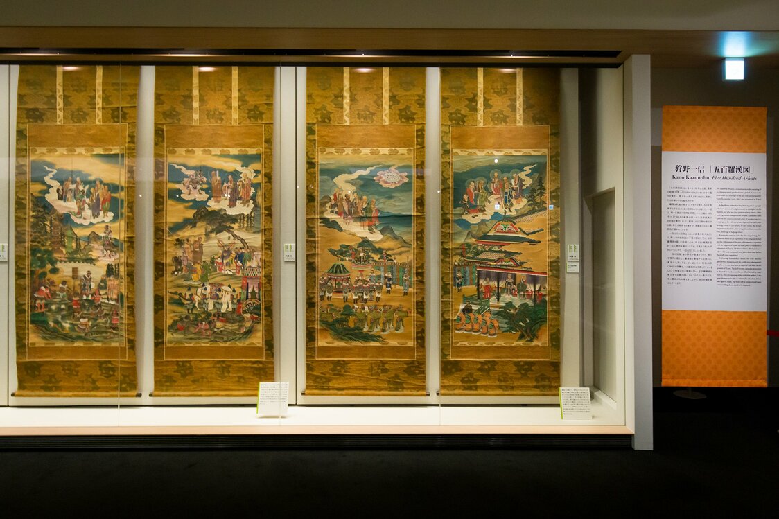 Se exponen de manera secuencial las 100 pinturas gohyakurakan (los 500 discípulos de Buda) de Kanō Kazunobu.
