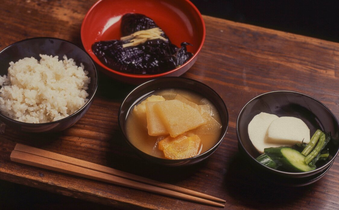 A lunch of rice cooked with barley, fried eggplant, miso soup with daikon, and pickles. (© Harada Hiroshi)