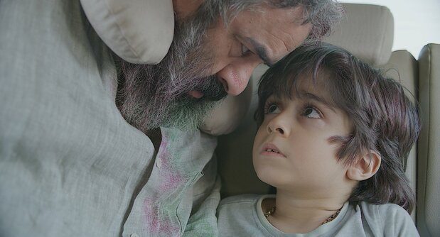 天真らんまんな次男役のラヤン・サルラク(右)は、子役としてイランの映画やTVドラマで活躍。「エネルギーにあふれ、ロケハンの車の中では2時間しゃべりっぱなし」「小さな怪獣のようだった」と、パナー監督は苦笑 ©JP Film Production, 2021