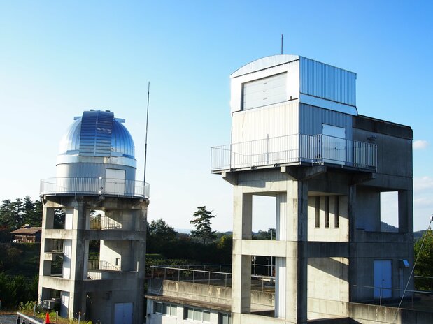 美星空间保障中心的光学观测设备外观。该设施用于观测废弃的人造卫星和火箭,以及它们的碎片等太空垃圾(空间碎片)(© JAXA)