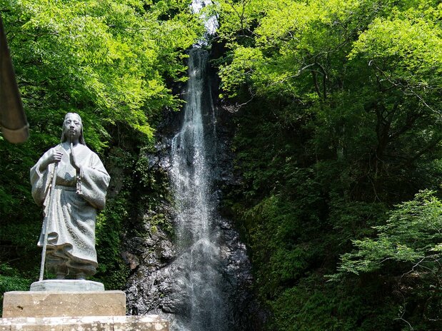 山梨县早川町的阿万铜像。她和家康生育的两个儿子赖宣和赖房,分别是纪州藩和水户藩的藩祖。之后的御三家里有两家都继承了阿万的血脉(图片:PIXTA)