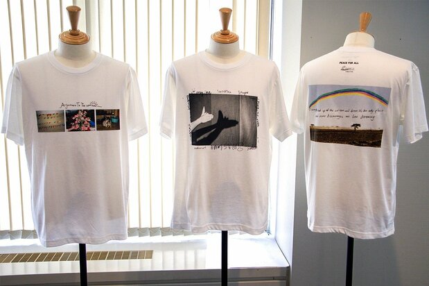 展示作品の一部はユニクロのTシャツとなり、世界中で販売。収益金は国際機関などに寄付される(ニッポンドットコム編集部撮影)