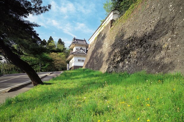 La tour Wakiyagura n’est reliée au site de l'enceinte intérieure que par un passage étroit.