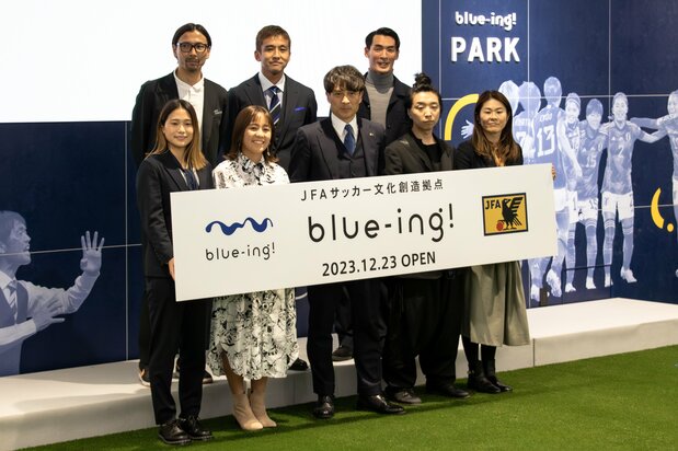 También acudieron a apoyar la presentación jugadores veteranos de la selección nacional. En la fila posterior, en el sentido de las agujas del reloj desde la izquierda: Suzuki Takayuki, Inamoto Junichi, Makino Tomoaki, Sawa Homare, Ochiai Yōichi, Miyamoto Tsuneyasu, Iwabuchi Mana y Nagano Fūka.