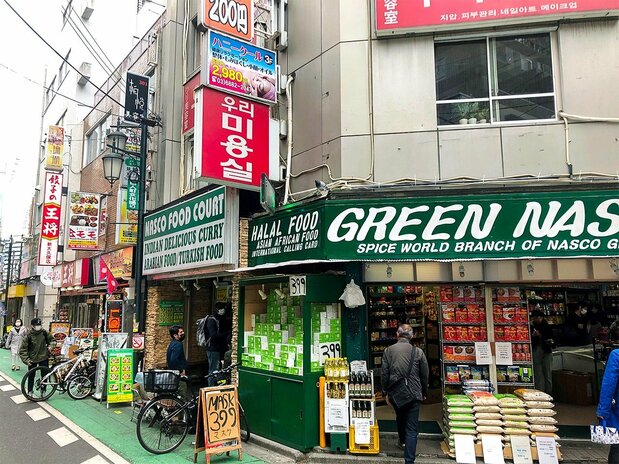 ハラルショップ&レストラン。上階にはモスクもある 筆者撮影