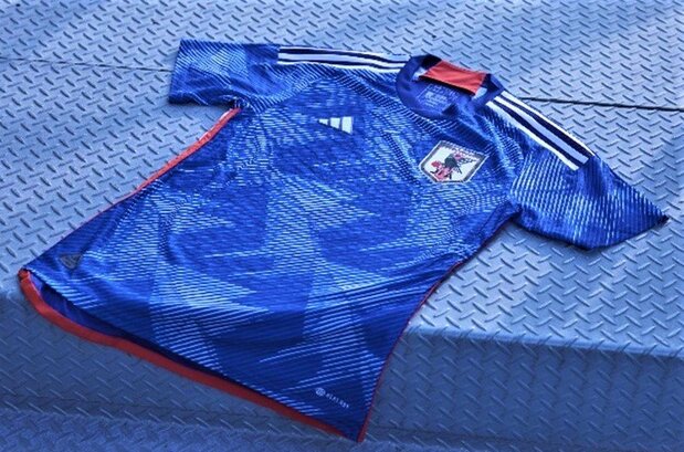 アディダスジャパンが手掛けたサッカー日本代表2022ユニホーム(ホーム用)。男女ともデザインは同じ