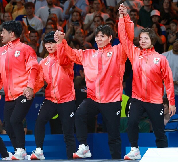 L'équipe mixte de judo sur la deuxième place du podium, avec Uta Abe (droite) à côté de son frère Hifumi, double médaillé d’or. (Jiji)