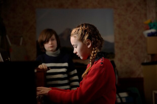クラリスとマルクの子、リュシー(右)とポール © Roger Arpajou - 2021 LES FILMS DU POISSON - GAUMONT - ARTE FRANCE CINEMA - LUPA FILM