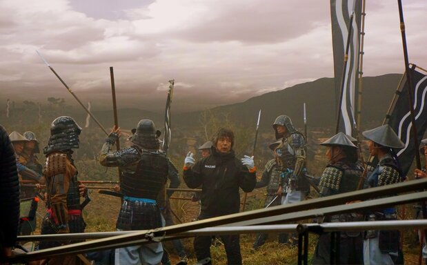 Morokaji Yūta, con guantes, da instrucciones al reparto. (© Gianni Simone)