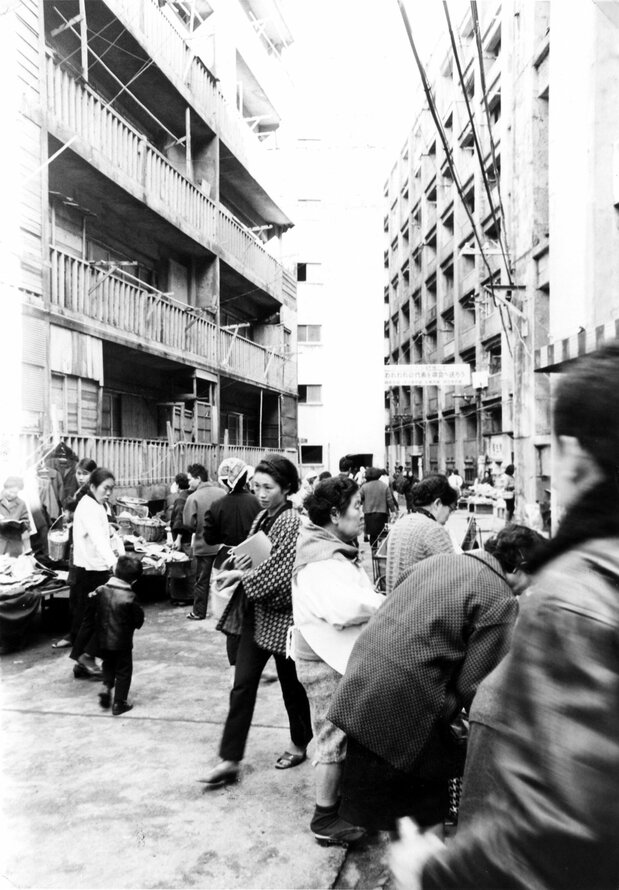 El ajetreo en el mercado al aire libre. (Fotografía del Museo Digital de Gunkanjima) 