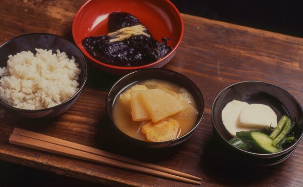 Arroz con cebada, berenjena frita, sopa de miso con rábano daikon y encurtidos componen el ‘saiza’ o almuerzo. (Fotografía de Harada Hiroshi)