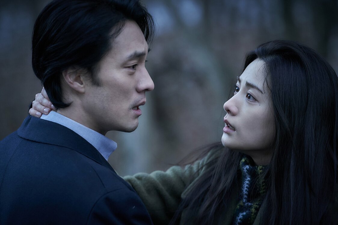 ユ・ミンホと不倫相手のキム・セヒ（ナナ） ©2022 LOTTE ENTERTAINMENT & REALIES PICTURES All Rights Reserved.