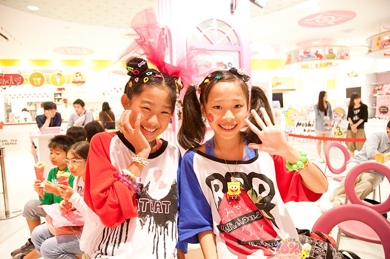 きゃりーの大ファンという12歳、りな（左）＆ゆめ。「クラスのみんなが好きなアイドルには興味ない。きゃりーは誰にも似ていないし、グロいものが好きだったりして面白い」（2012年9月23日、東京・原宿JOL）
