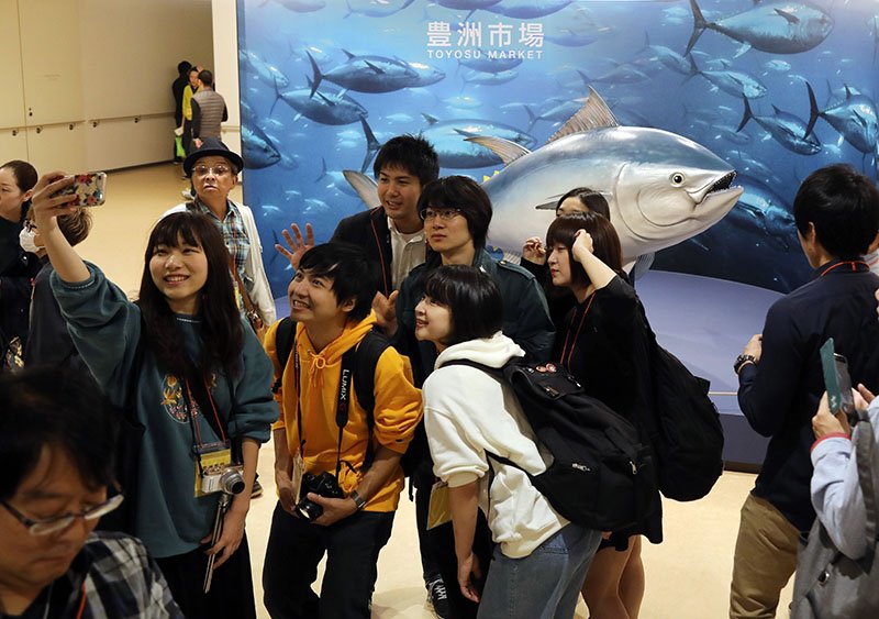 Le marché de Toyosu ouvre au public, et de nombreux visiteurs se prennent en photo devant la réplique d’un thon rouge.