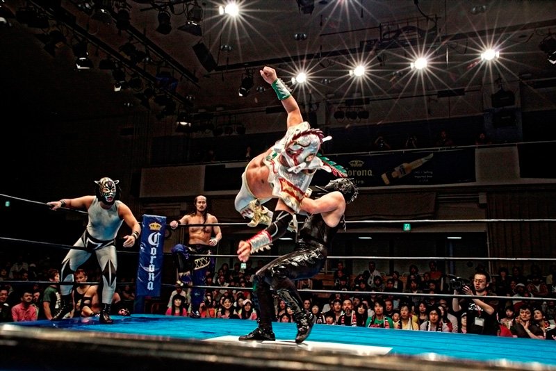 Último Dragón patea el pecho del Dragón Negro con una patada japonesa en el Evento Lucha Fiesta, Korakuen Hall. (Fotografía: Rodrigo Reyes Marin)